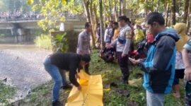 Mayat tanpa identitas ditemukan di bawah Dam Miren, Sungai Jaran dan tak jauh dari jembatan penghubung antar desa. (Foto Dok. Fin)
