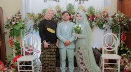 Staf Sekretariat Redaksi Muhammad Rizal Ariansyah dan istrinya, Siti Fawaidul Makiyah, bersama perwakilan pimpinan media ini, Banny Rachman. (Foto Dok. Persda Media Network/M Rifai Azhari)