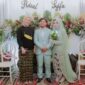 Staf Sekretariat Redaksi Muhammad Rizal Ariansyah dan istrinya, Siti Fawaidul Makiyah, bersama perwakilan pimpinan media ini, Banny Rachman. (Foto Dok. Persda Media Network/M Rifai Azhari)