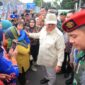 Menteri Pertahanan Prabowo Subianto cium anak-anak dan doakan jadi orang sukses di Koramil Lambang Bandung. (Dok. TIm Media Prabowo Subianto)