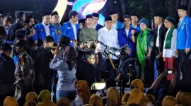 Menteri Pertahanan Prabowo Subianto bersama Wali Kota Solo Gibran Rakabuming Raka di acara Harlah PMII ke-63 di Solo. (Dok. Tim Media Prabowo) 
