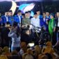 Menteri Pertahanan Prabowo Subianto bersama Wali Kota Solo Gibran Rakabuming Raka di acara Harlah PMII ke-63 di Solo. (Dok. Tim Media Prabowo) 
