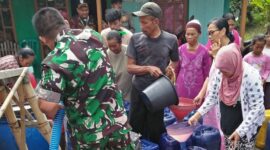 BPBD Kabupaten Cilacap bersama lintas OPD terkait di Kabupaten Cilacap mendistribusian air bersih, Kamis (22/6/2023). (Dok. Pusdalops BPBD Kabupaten Cilacap)  