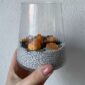 Chia seeds mengandung serat yang larut dalam air dan merupakan sumber omega-3 yang baik. 