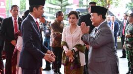 Presiden Joko Widodo (Jokowi) bersama Menteri Pertahanan Prabowo Subianto menghari acara HUT ke-77 Bhayangkara Polri di Gelora Bung Karno Senayan. (Dok. Tim Media Prabowo Subianto)