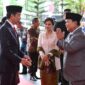 Presiden Joko Widodo (Jokowi) bersama Menteri Pertahanan Prabowo Subianto menghari acara HUT ke-77 Bhayangkara Polri di Gelora Bung Karno Senayan. (Dok. Tim Media Prabowo Subianto)