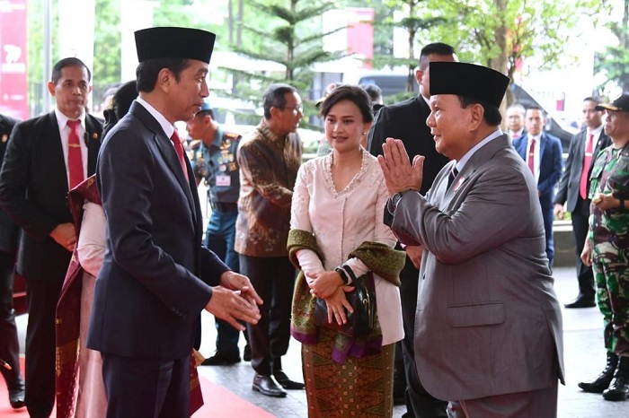 Presiden Joko Widodo (Jokowi) bersama Menteri Pertahanan Prabowo Subianto menghari acara HUT ke-77 Bhayangkara Polri di Gelora Bung Karno Senayan. (Dok. Tim Media Prabowo Subianto)