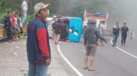 Sebanyak 20 penumpangnya - termasuk pengemudi - mengalami luka berat dan ringan. (Dok. FIN)09