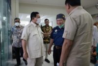 Menteri Pertahanan (Menhan) Prabowo Subianto saat menjenguk budayawan Emha Ainun Nadjib. (Dok. Tim Media Prabowo Subianto) 