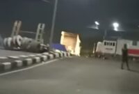 Polisi mengecek TKP kecelakaan yang melibatkan KA Brantas dengan sebuah truk trailer terjadi di perlintasan Semarang. (Instagram.com/@informasiseputarsemarang) 