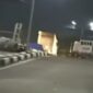 Polisi mengecek TKP kecelakaan yang melibatkan KA Brantas dengan sebuah truk trailer terjadi di perlintasan Semarang. (Instagram.com/@informasiseputarsemarang) 