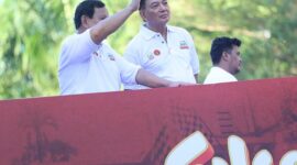 Menteri Pertahanan Prabowo Subianto melepas keberangkatan peserta jalan santai 'Anti Mager' yang digelar di Makassar, Minggu, 6 Agustus 2023. (Dok. Tim Media Prabowo Subainto)