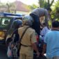 Pemotor seorang siswi STM Negeri 1 Bendo terpelanting dan jungkir balik di jalanan. (Dok. FIN) 
