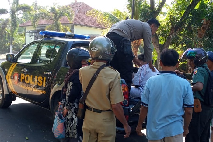 Pemotor seorang siswi STM Negeri 1 Bendo terpelanting dan jungkir balik di jalanan. (Dok. FIN) 