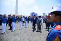 Menteri Pertahanan Prabowo Subianto mendampingi Presiden Joko Widodo (Jokowi) memimpin upacara peringatan HUT ke-78 TNI. (Dok. Tim Media Prabowo Subianto)