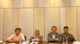 Anggota Komisioner BNSP, Amilin, memenuhi undangan Direktur Perundingan Perdagangan Jasa Kementerian Perdagangan RI, Basaria Tiara L. Gaol, dalam pembahasan tentang penyusunan jawaban pertanyaan terkait proposal Movement of Natural Persons (MNP) dan pembahasan usulan Indonesia atas skema Working Holiday Visa (WHV) yang dilaksanakan di Double Tree by Hilton Jakarta (28/12/23). (Doc.BNSP)