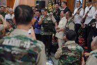 Menteri Pertahanan RI Prabowo Subianto bernyanyi bersama dengan Presiden ke-6 RI Susilo Bambang Yudhoyono (SBY). (Dok. TIm Media Prabowo)  