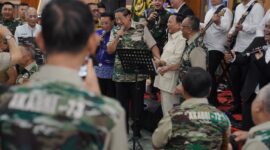 Menteri Pertahanan RI Prabowo Subianto bernyanyi bersama dengan Presiden ke-6 RI Susilo Bambang Yudhoyono (SBY). (Dok. TIm Media Prabowo)  