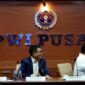 Calon Presiden nomor urut 2, Prabowo Subianto melepaskan pin Kementerian Pertahanan yang terpasang di saku kiri kemeja putihnya. (Dok. Tim Media Prabowo)
