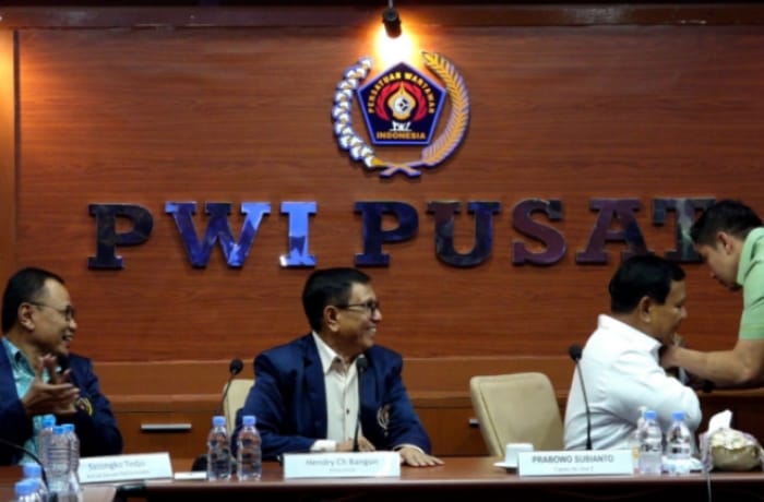 Calon Presiden nomor urut 2, Prabowo Subianto melepaskan pin Kementerian Pertahanan yang terpasang di saku kiri kemeja putihnya. (Dok. Tim Media Prabowo)