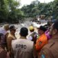Kepala BNPB Letjen TNI Suharyanto (kemeja dan rompi cokelat) beserta rombongan saat meninjau lokasi terdampak banjir lahar dingin dan longsor di Lubuk Mata Kucing, Kota Padang Panjang, Sumatera Barat, pada Selasa (14/5/2024). (Dok. BNPB)