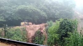 Alat berat dikerahkan guna membantu tim gabungan melakukan pembersihan material longsor serta pencarian korban hilang akibat longsor di Jalan Padang-Solok, Panorama Dua, Kelurahan Indaraung, Kecamatan Lubuk Kilangan, Kota Padang, Selasa (7/5/202). (Dok. BPBD Kota Padang)