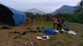 BPBD Kabupaten Halmahera Barat bersama tim gabungan mengungsikan warga dan mendirikan tenda bagi para warga yang mengungsi pascanaiknya aktivitas Gunung Ibu menjadi Level IV (Awas) pada Kamis (16/5/2024). (Dok. BPBD Kabupaten Halmahera Barat)