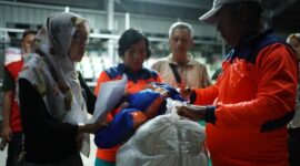 Tim BPBD Halmahera Barat bersama PMI dan BNPB membongkar muatan logistik dan peralatan untuk warga terdampak erupsi Gunungapi Ibu di Jailolo, Halmahera Barat, Maluku Utara, Senin (20/5/2024). (Dok. BPBD Halmahera Barat)