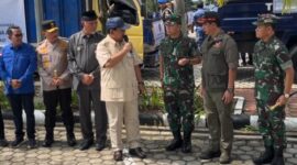 Kepala BNPB, Letjen TNI Suharyanto Mendampingi Menteri Pertahanan Prabowo Subianto Dalam Penyerahan Bantuan Bencana Banjir Lahar Hujan dan Tanah Longsor Di Sumatera Barat, Kamis (16/5/2024). (Dok. Pusdatinkomben BNPB)