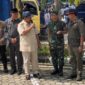 Kepala BNPB, Letjen TNI Suharyanto Mendampingi Menteri Pertahanan Prabowo Subianto Dalam Penyerahan Bantuan Bencana Banjir Lahar Hujan dan Tanah Longsor Di Sumatera Barat, Kamis (16/5/2024). (Dok. Pusdatinkomben BNPB)
