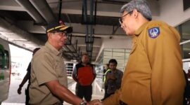 Kepala BNPB Letjen TNI Suharyanto S.Sos., M.M (kiri) disambut oleh Pj Sekretaris Daerah Provinsi Sulawesi Selatan Andi Muhammad Arsjad di Bandara Sultan Hasanuddin, Makassar, Senin (6/5/2024). (Dok. BNPB)