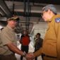 Kepala BNPB Letjen TNI Suharyanto S.Sos., M.M (kiri) disambut oleh Pj Sekretaris Daerah Provinsi Sulawesi Selatan Andi Muhammad Arsjad di Bandara Sultan Hasanuddin, Makassar, Senin (6/5/2024). (Dok. BNPB)