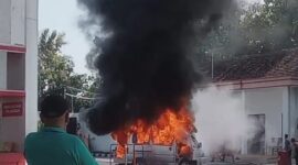 Sebuah minibus terbakar di area Stasiun Pengisian Bahan bakar Umum (SPBU) Nomor Kode 54.633.09, Desa Jomblang, Kecamatan Takeran, Magetan, Jawa Timur, Senin (20/5/2024). (Dok. Vin) 