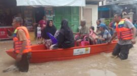 Tim BPBD Kabupaten Cirebon melakukan kaji cepat dan mengevakuasi warga dari banjir yang merendam empat desa di wilayah Kabupaten Cirebon, Jawa Barat, Jumat (24/5/2024). (Dok.BPBD Kabupaten Cirebon)