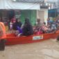Tim BPBD Kabupaten Cirebon melakukan kaji cepat dan mengevakuasi warga dari banjir yang merendam empat desa di wilayah Kabupaten Cirebon, Jawa Barat, Jumat (24/5/2024). (Dok.BPBD Kabupaten Cirebon)