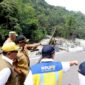 Kepala adan Nasional Penanggulangan Bencana (BNPB) Letjen TNI Suharyanto bersama Kementerian Pekerjaan Umum dan Perumahan Rakyat (PUPR) mendorong percepatan perbaikan sejumlah akses jalan Simpang di Kota Padang Panjang dan 19 unit jembatan terdampak. (Dok. BNPB)