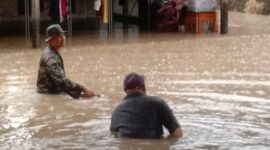 BPBD Kabupaten Tanah Bumbu melakukan evakuasi warga terdampak banjir, Kamis (6/6/2024). (Dok. BPBD Kabupaten Tanah Bumbu)