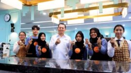 Foto : Prof Amilin Komisioner BNSP dalam kegiatan Monitoring dan Evaluasi pelaksanaan Uji Kompetensi Angkatan ke-3, sekaligus membuka acara kegiatan Uji Sertifikasi Kompetensi bagi para peserta yang telah mengikuti program Upskilling dan Reskilling berstandar industri yang dilaksanakan pada tanggal 3 Juli 2024, di Tempat Uji Kompetensi (TUK) SMKN 4 Surakarta. (Doc.Ist)
