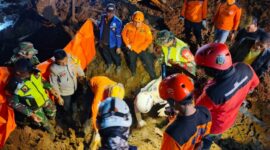 Tim gabungan mengevakuasi korban meninggal dunia yang tertimbun tanah longsor, di Desa Bumirejo, Kecamatan Kesamben, Kabupaten Blitar, Minggu (30/6/2024). (Dok. BPBD Kabupaten Blitar)