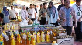 Deputi Ketersediaan dan Stabilisasi Pangan NFA I Gusti Ketut Astawa melakukan kunjungan ke pasar. (Dok. Tim Komunikasi Bapanas)  