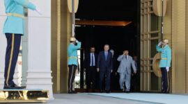 Menteri Pertahanan RI yang juga presiden terpilih Prabowo Subianto bertemu Presiden Turki, Recep Tayyip Erdoğan di Istana Kepresidenan Turki. (Dok. Tim Media Prabowo)
