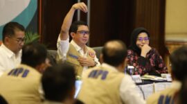 Kepala BNPB Letjen TNI Suharyanto S.Sos., M.M., memimpin Rapat Koordinasi Siaga Darurat Bencana Kekeringan, Karhutla dan Asap di Wilayah Provinsi Kalimantan Timur, Kota Balikpapan, Kalimantan Timur, Jumat (2/8/2024). (Dok. BNPB)