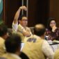 Kepala BNPB Letjen TNI Suharyanto S.Sos., M.M., memimpin Rapat Koordinasi Siaga Darurat Bencana Kekeringan, Karhutla dan Asap di Wilayah Provinsi Kalimantan Timur, Kota Balikpapan, Kalimantan Timur, Jumat (2/8/2024). (Dok. BNPB)