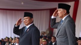 Presiden RI ke-8 Prabowo Subianto menaiki kendaraan Maung bersama Menteri Pertahanan Sjafrie Sjamsoeddin. (Dok. Tim Meida Prabowo)