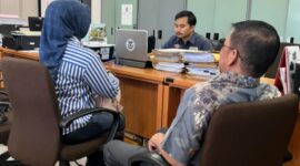 Pelapor korban kasus pencemaran nama baik, Astri Febrian Syamir hadir kantor Reskrim Polres Jakarta Pusat pada Senin (25/11/2024) sesuai undangan polisi. (Dok. Kantor Hukum Kapitra Ampera)
