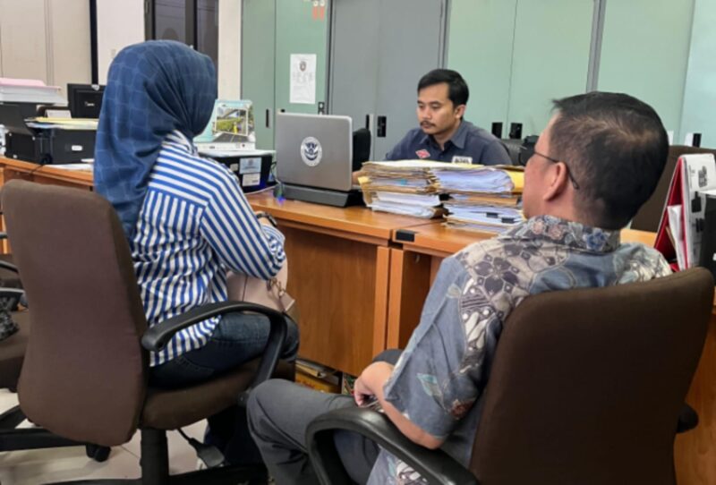 Pelapor korban kasus pencemaran nama baik, Astri Febrian Syamir hadir kantor Reskrim Polres Jakarta Pusat pada Senin (25/11/2024) sesuai undangan polisi. (Dok. Kantor Hukum Kapitra Ampera)
