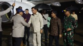 Masyarakat Nusa Tenggara Timur (NTT) menyambut antusias kedatangan Presiden RI Prabowo Subianto di Kupang. (Dok. Tim Media Prabowo)  
