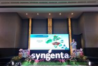 Petani semi serius memindai QR Code SETIA, jadi #jaga panen tanpa khawatir produk palsu. (Dok. Syngenta Indonesia)