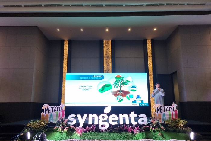 Petani semi serius memindai QR Code SETIA, jadi #jaga panen tanpa khawatir produk palsu. (Dok. Syngenta Indonesia)