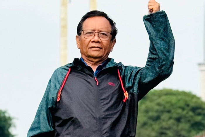 Mahfud MD angkat dua jempol saat menilai reshuffle kabinet Prabowo. (Facebook.com @Mahfud MD)